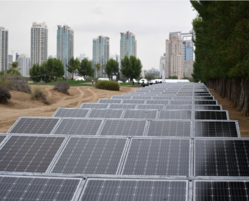Solarpaneelen vor der Skyline von Dubai, die zur Energieversorgung beim Rolex Event der DP World Tour unter dem Projekt Green Drive laufen und für mehr Nachhaltigkeit sorgen sollen.