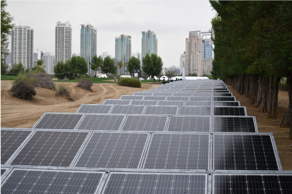 Solarpaneelen vor der Skyline von Dubai, die zur Energieversorgung beim Rolex Event der DP World Tour unter dem Projekt Green Drive laufen und für mehr Nachhaltigkeit sorgen sollen.