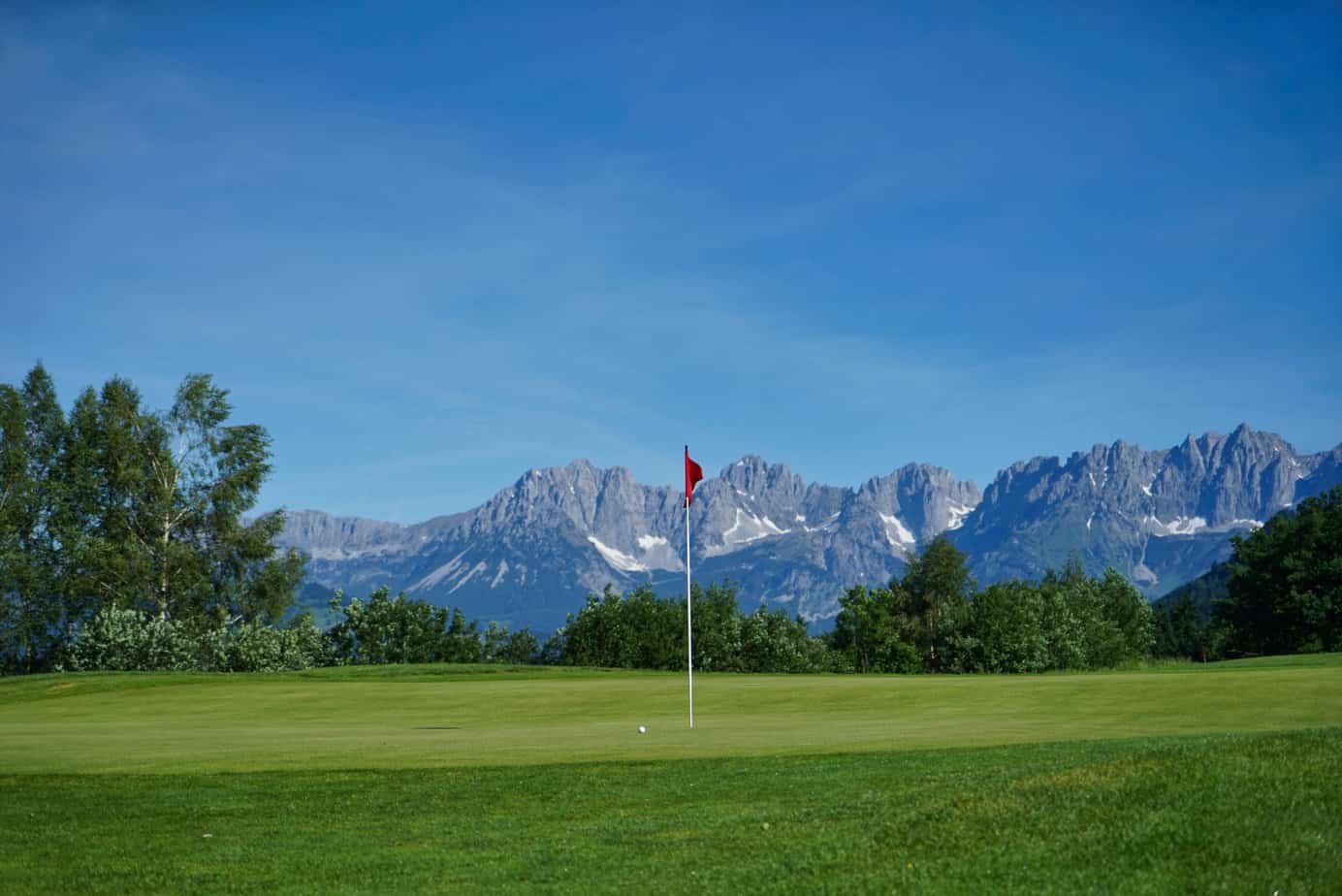 Blick vom Golfgrün auf die Kitzbüheler Alpen
