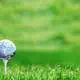 Ball im Design einer Weltkugel auf einem Tee des Golfplatzes