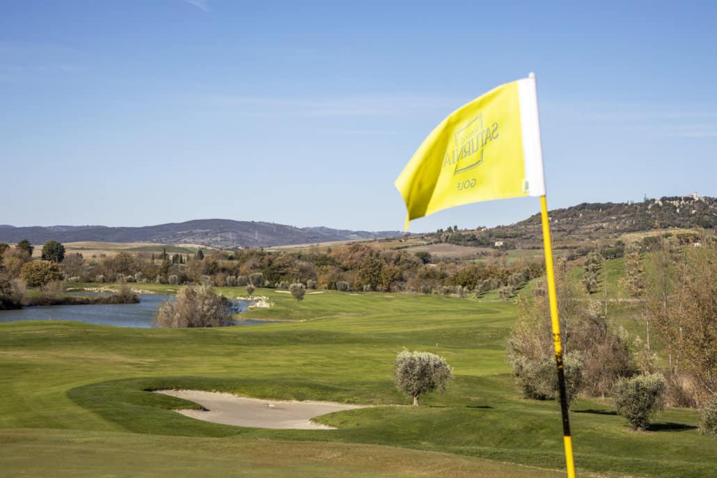 Blick auf den Golfplatz Therme di Saturnia mit gelber Fahne im Vordergrund