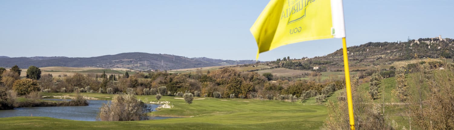 Blick auf den Golfplatz Therme di Saturnia mit gelber Fahne im Vordergrund