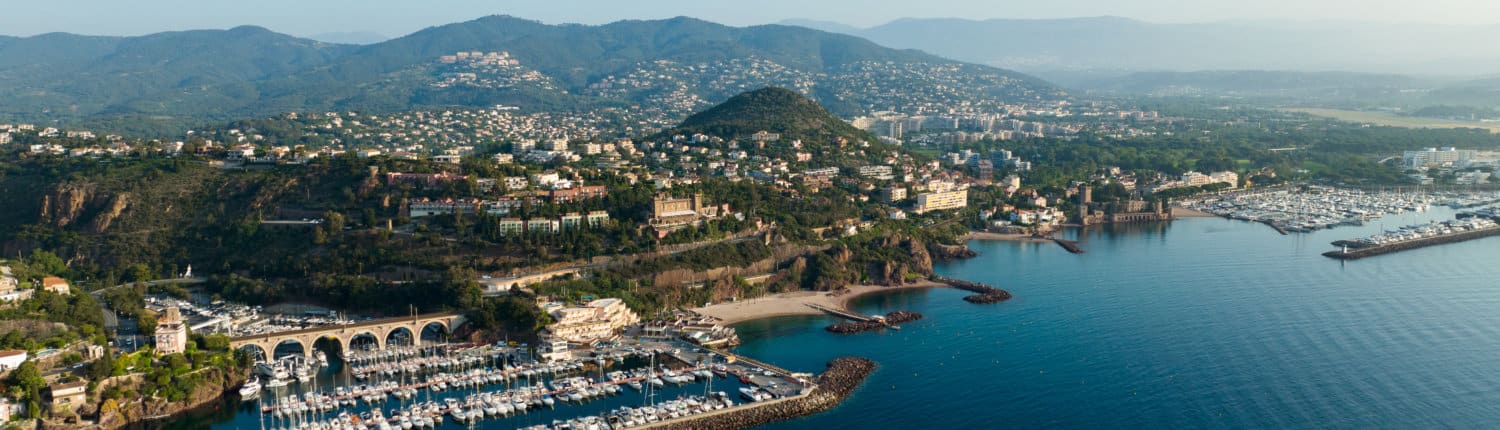 Luaftaufnahme mit Blick auf den Hafen von Cannes