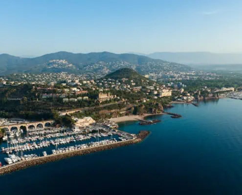 Luaftaufnahme mit Blick auf den Hafen von Cannes