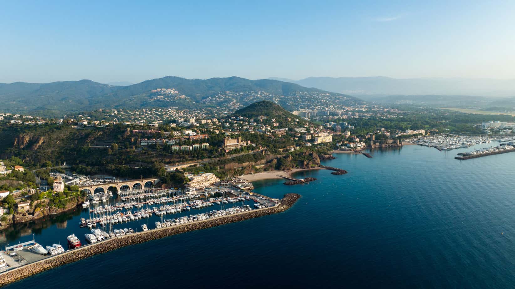 Luaftaufnahme mit Blick auf den Hafen von Cannes
