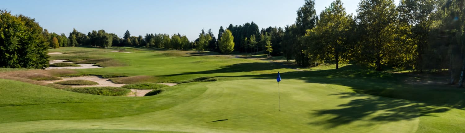Blick auf ein Grün des Golfplatzes von Disneyland Paris