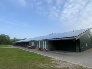 Blick auf die Photovoltaikanlage auf einem Dach des GC Gut Apeldör