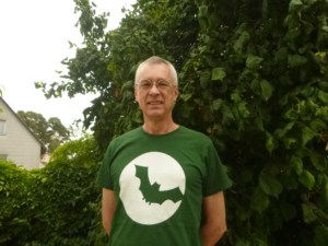 Der Fledermausbeauftragte Gunther Liebl in einem grünen Fledermausshirt