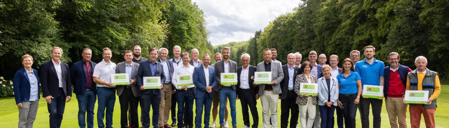 Foto der Teilnehmer der Ehrung im Rahmen des Blühpaktes Bayern