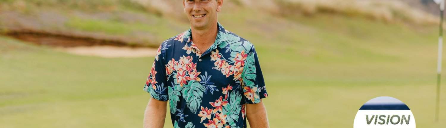 Marcel Siem in geblümtem Shirt auf dem Golfplatz