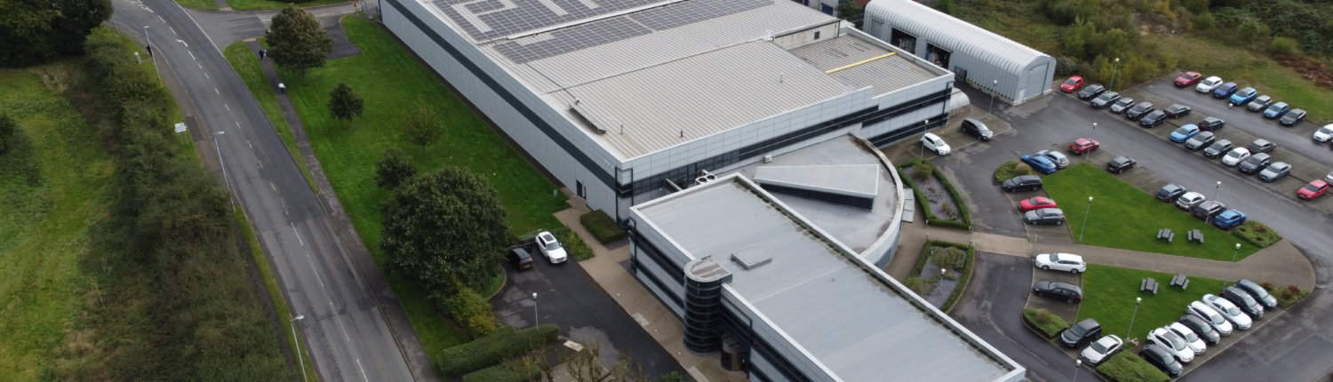 Blick auf das Dach des Firmengebäudes von Ping Europe mit dem Schriftzug Ping
