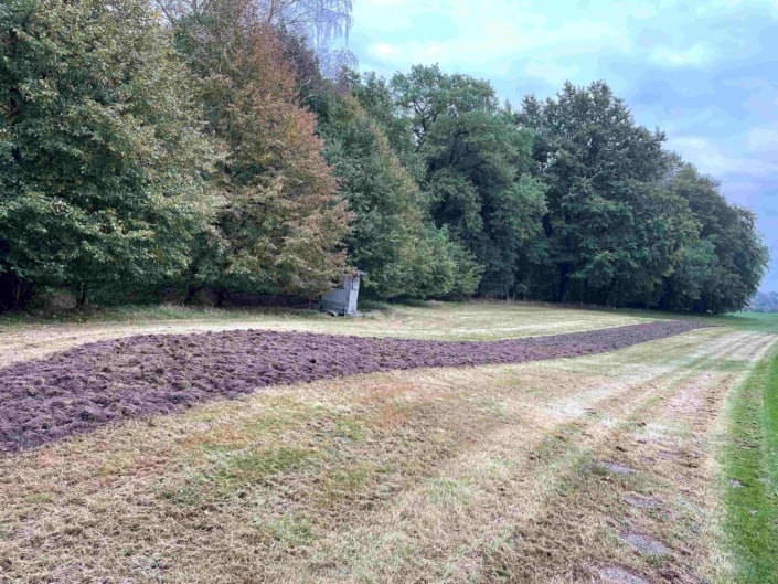 Ein umbrochenes Stück Land auf der Golfanlage Gut Wulfsmühle vor der Ansaat