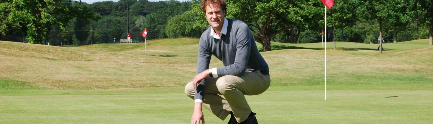 Foto von Niels Dokkuma knieend auf einem Grün