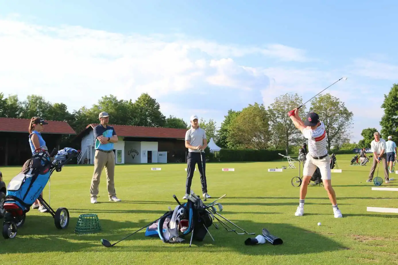 Mehrere Personen beim Golfunterricht