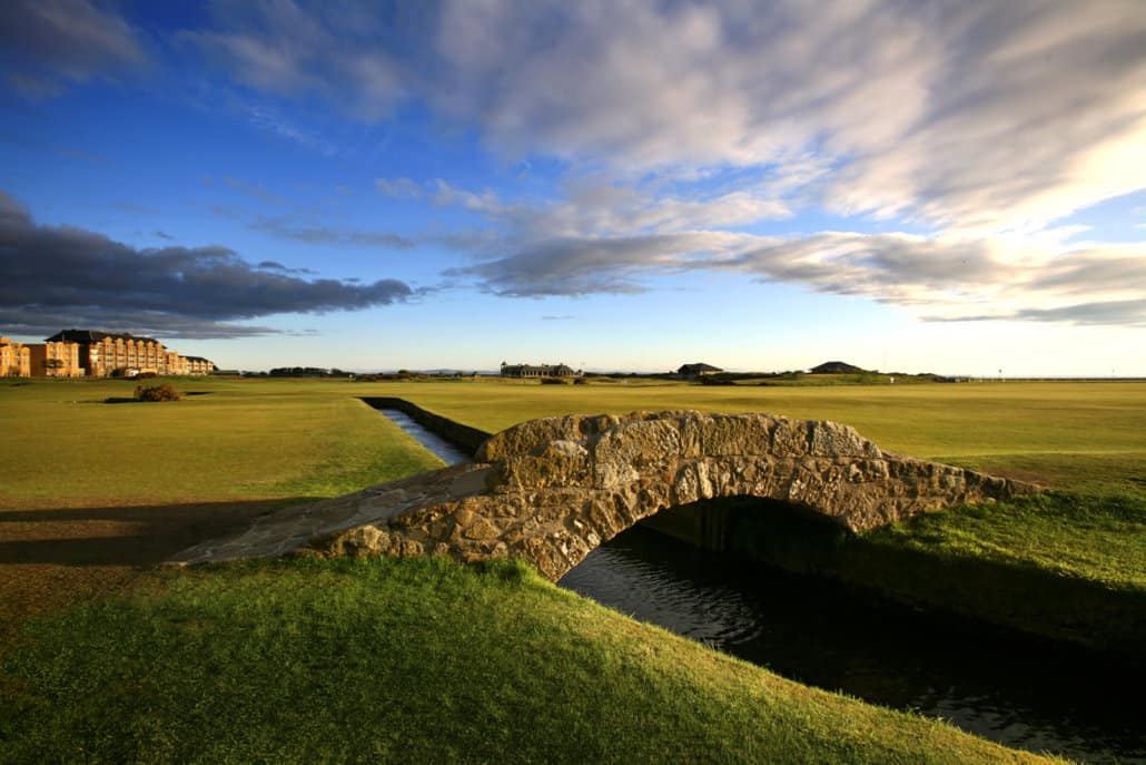 Blick auf den Old Course und die Swilcan Bridge