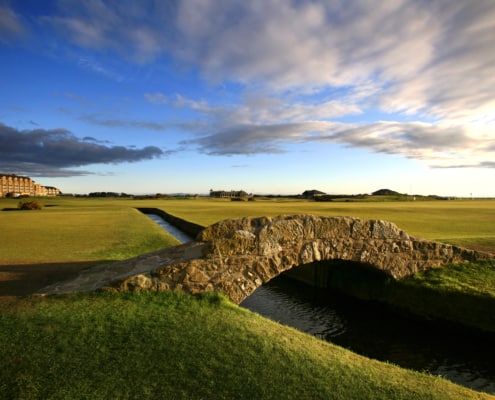 Blick auf den Old Course und die Swilcan Bridge