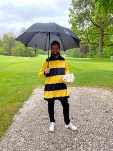Golf-Starter im Bienenkostüm