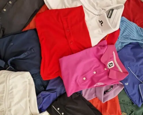 Stapel von bunten Golfshirts