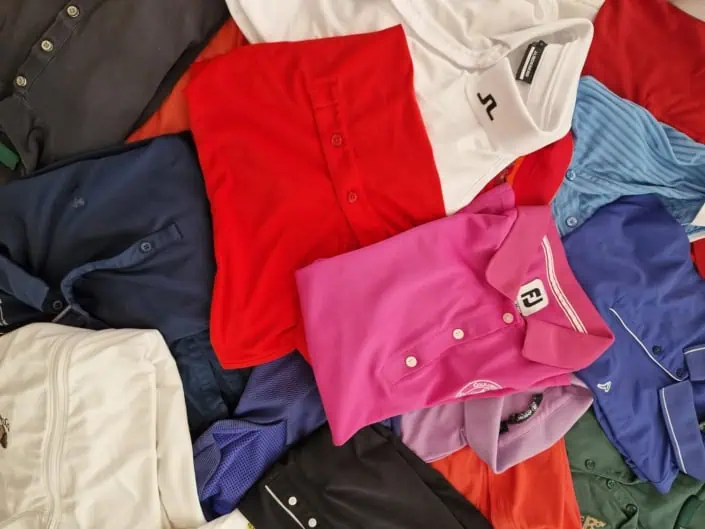 Stapel von bunten Golfshirts