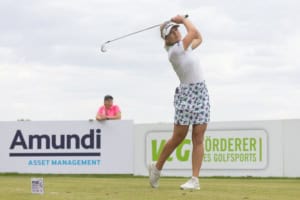 Bild der Golferin Sara Kouskova beim Abschlag