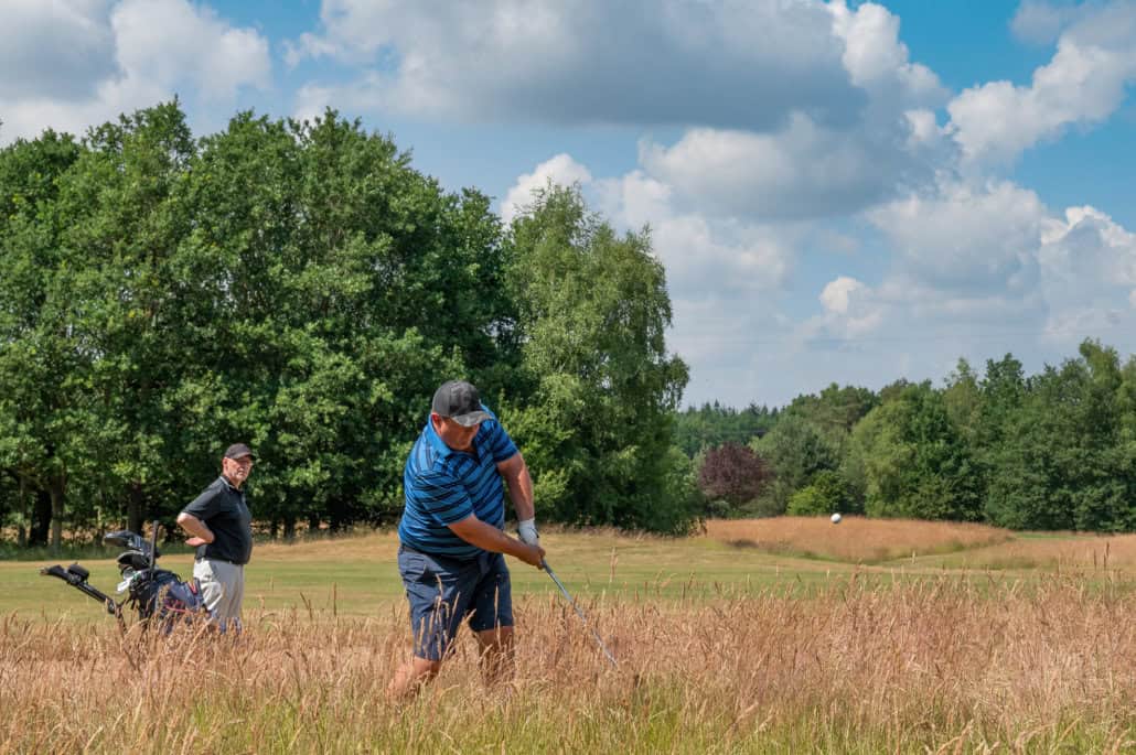 Ein golfer in hohem Gras