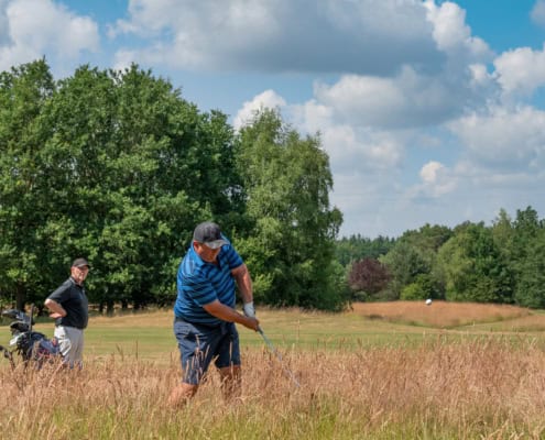 Ein golfer in hohem Gras