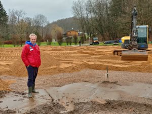 Thomas Himmel in Gummistiefeln auf einer Baustelle