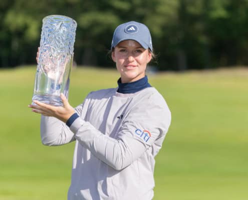 Linn Grant mit einem Pokal