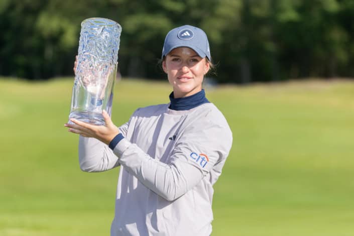 Linn Grant mit einem Pokal