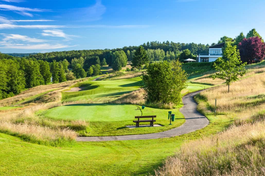 Golfplatz mit Bänken