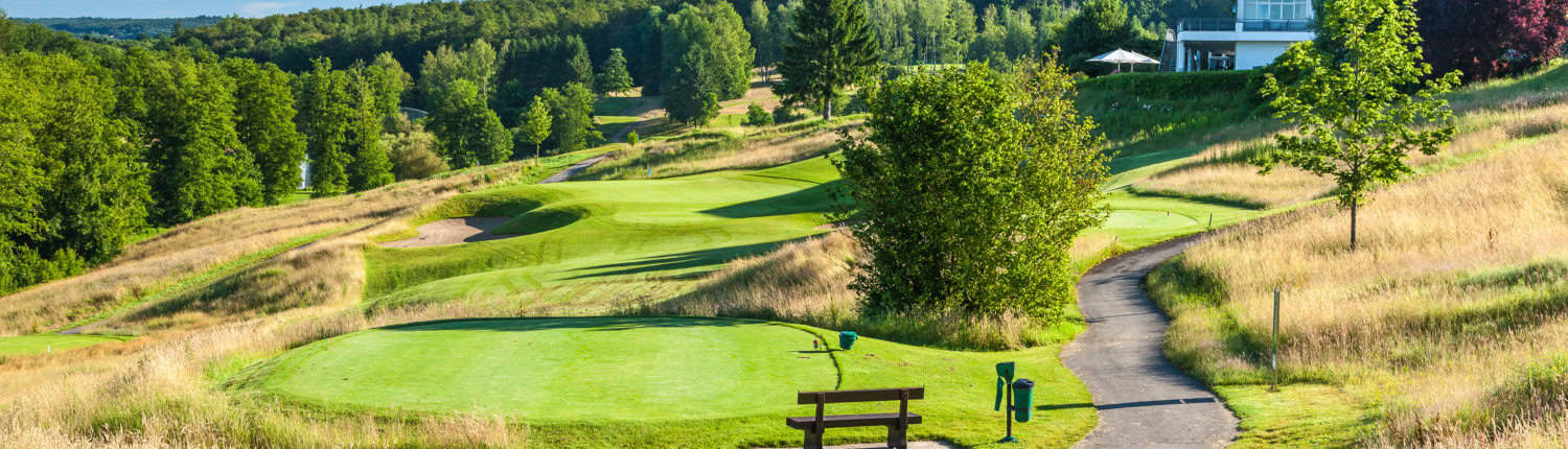 Golfplatz mit Bänken