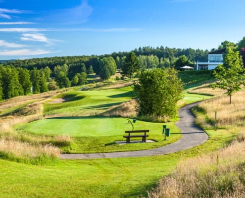 Golfplatz mit Bänken