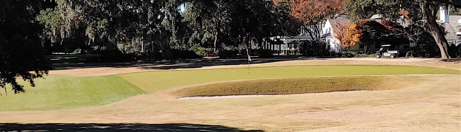 Blick auf einen braunen Golfplatz