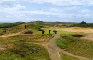 Vier Personen am Grün des achten Loches des Troon Golf Clubs