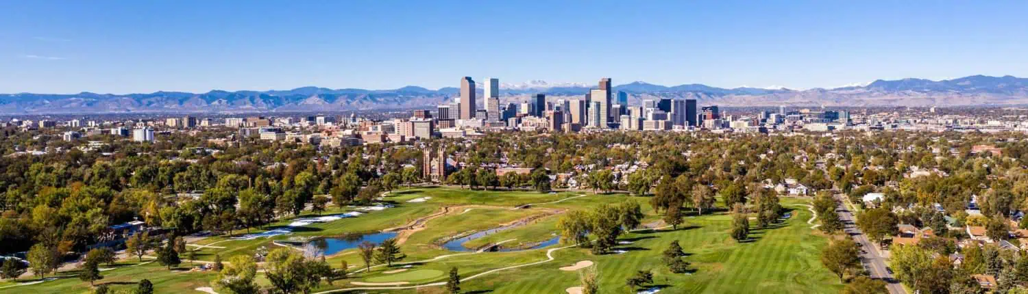 Blick auf einen Golfplatz vor der Kulisse von Denver
