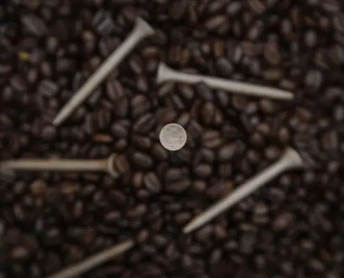 Kaffebohnen, in denen Golftees stecken