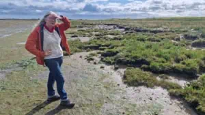 Dr. Helena Simmons blickt auf die Salzwiesen for St. Andrews