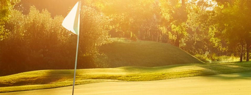 Grün eines Golfplatzes in extremer Sonnenbestrahlung