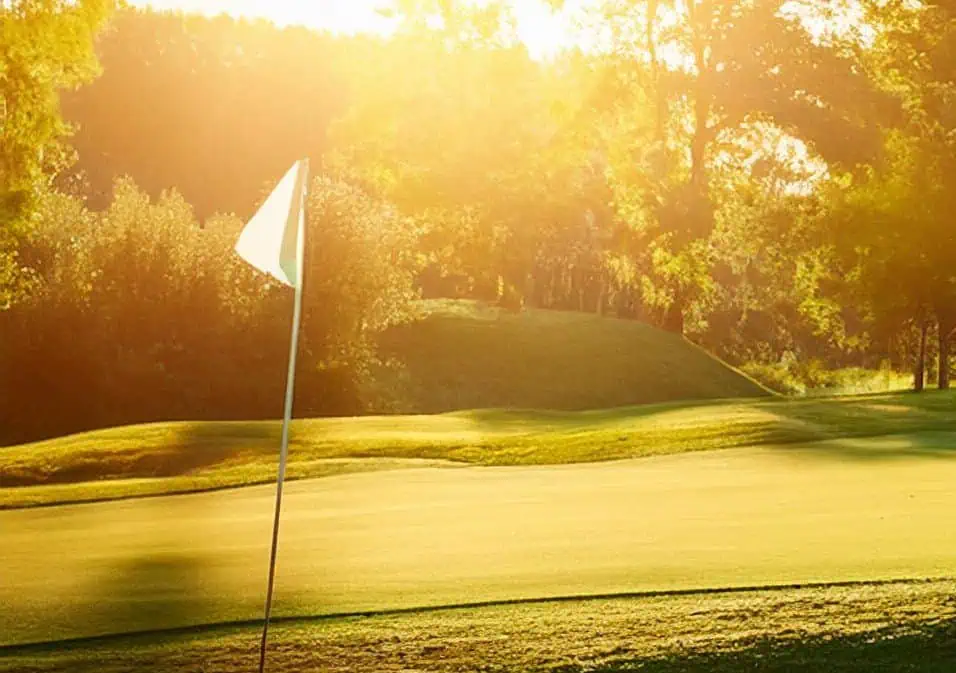 Grün eines Golfplatzes in extremer Sonnenbestrahlung