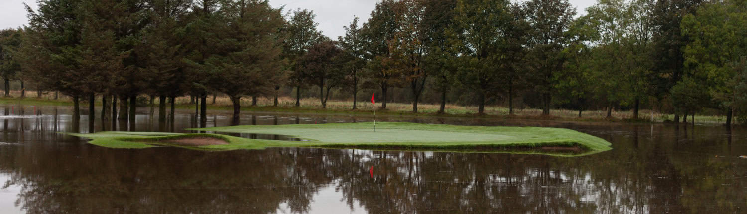 Blick auf einen überfluteten Golfplatz