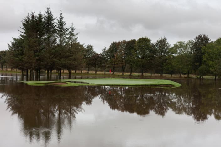 Blick auf einen überfluteten Golfplatz