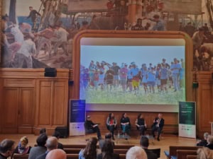 Menschengruppe in einem Saal der Sorbonne