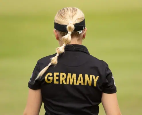 Golferin mit Germany-Aufdruck auf der Rückseite des Shirts