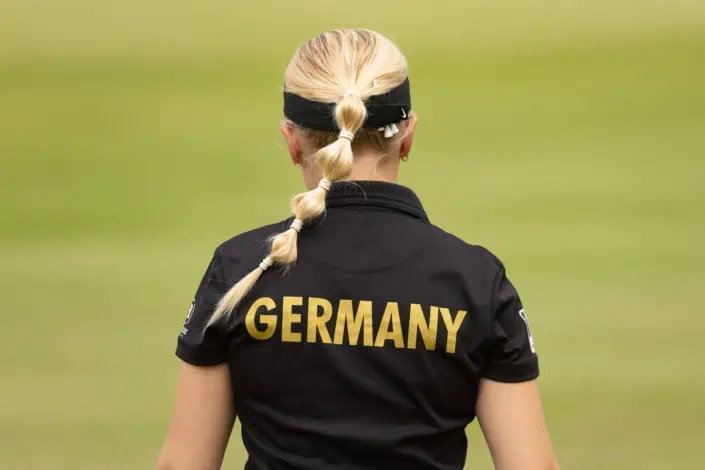 Golferin mit Germany-Aufdruck auf der Rückseite des Shirts