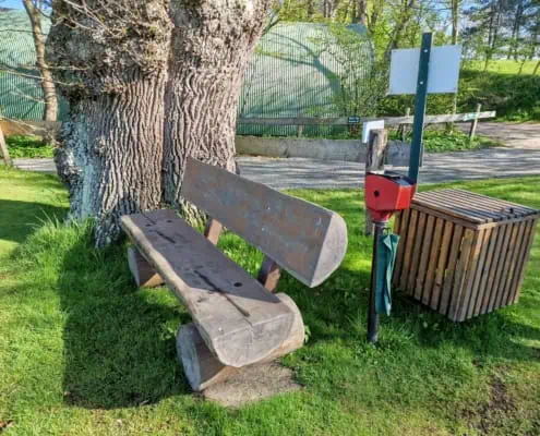 Parkbank auf einem Golfplatz