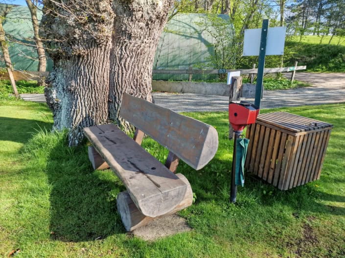 Parkbank auf einem Golfplatz