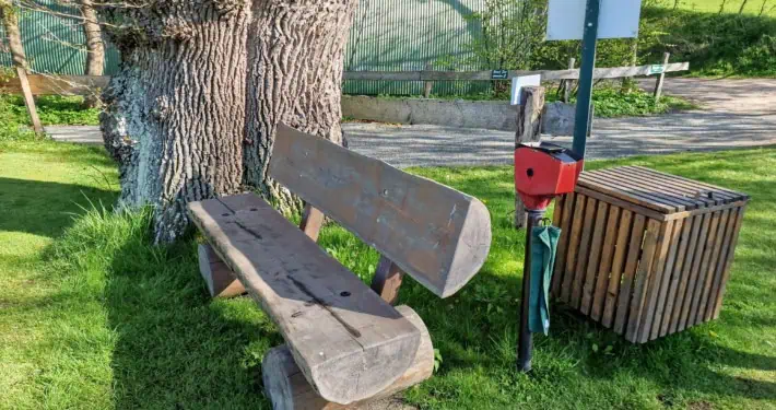 Parkbank auf einem Golfplatz