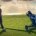 Golfer geht hinter einem Trolley mit Golfbag