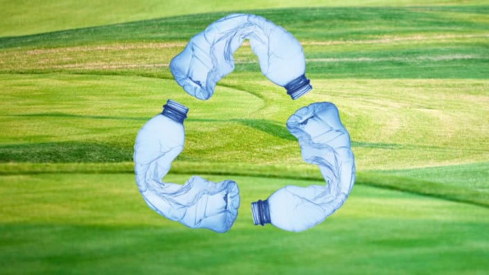Golfplatz mit Plastikflaschen