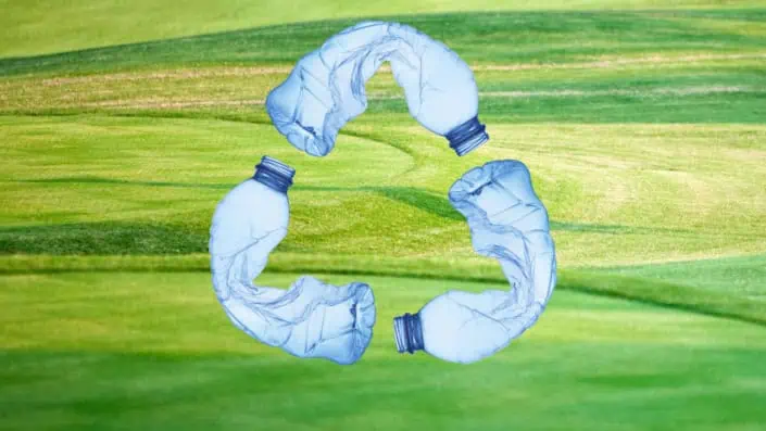 Golfplatz mit Plastikflaschen